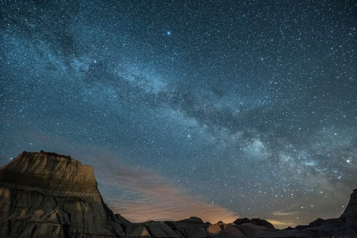 The post about interesting facts about Canada includes the night sky in Dinosaur Provincial Park, Drumheller, Canada