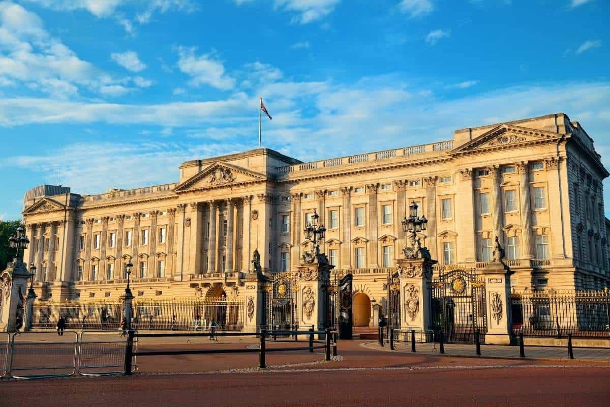 Buckingham Palace in the morning light with a blue sky and white clouds in the background