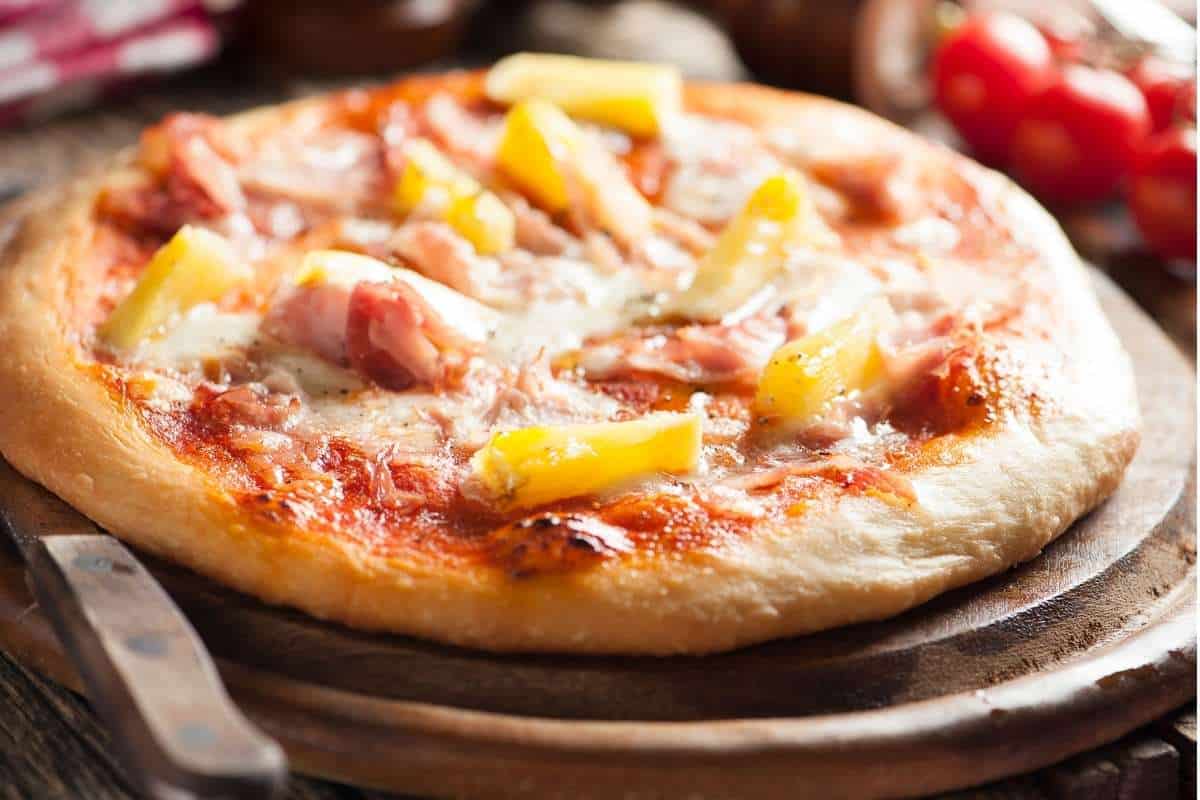 The post about interesting facts about Canada including Hawaiian Pizza.